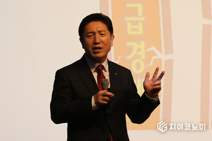 서인택 총괄실행위원장이 북한의 현실과 통일의 필요성에 대해 비전 발표를 하고 있다. (사진=이창희 기자)