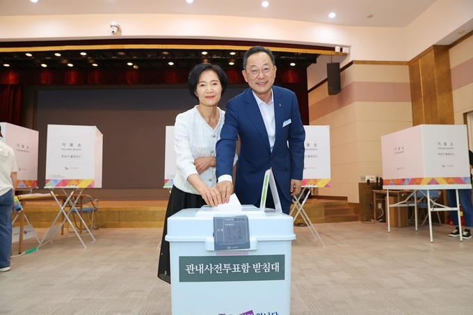 명현관 해남군수 부부, 29일 해남군 문화예술회관 사전투표소에서 제21대 대통령선거 사전투표 참여. 해남군 제공