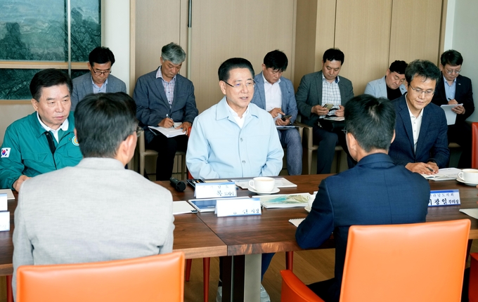 김영록 전남도지사가 30일 여수 경도해양관광단지 현장을 직접 찾아 추진상황을 점검하고, 관계자들의 의견을 청취했다. 광양경자청 제공