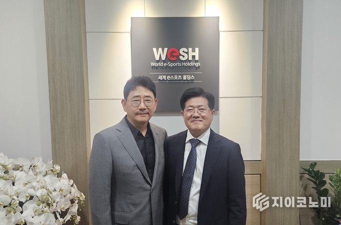 세계이스포츠홀딩스 사무실 앞에서 모다갤러리 전광렬 관장과 최낙균 총재/뉴스아이이에스