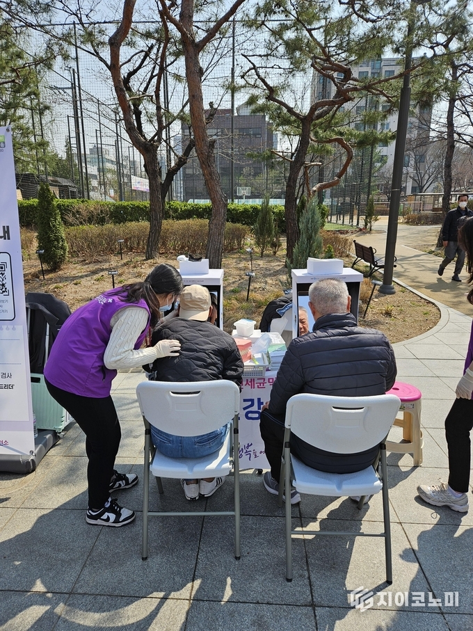 지난해 열린 구강보건 행사에서 어르신들이 구강 건강관리 설명을 듣고 있다.