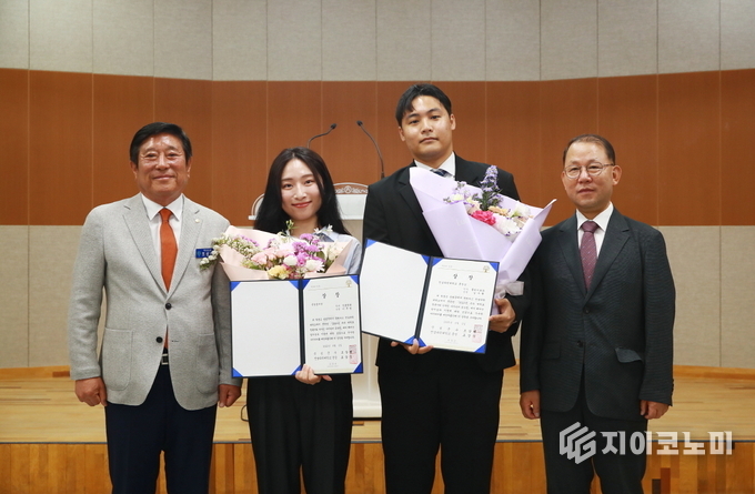 2025년 옥과 대학로 청춘거리 디자인 아이디어 공모전 수상자 단체사진(왼쪽부터 조상래 곡성군수, 이주영 학생, 김수현 학생, 전남과학대학교 조상식 총장)