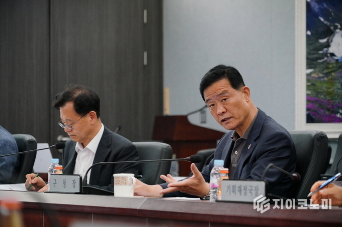 이승로 성북구청장이 대통령선거에 필요한 행정사항들을 전달하고 있다. 성북구 제공.