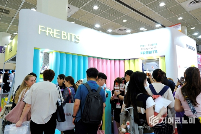 지난 2025년 5월 28일(수)부터 30일(금)까지 프레비츠(FREBITS)가 서울 코엑스에서 열린 ‘코스모뷰티 서울 2025’ 박람회에 참가해, 전 세계 바이어들의 뜨거운 관심 속에서 글로벌 경쟁력을 입증하며 성공적으로 전시를 마무리했다. /사진=프레비츠