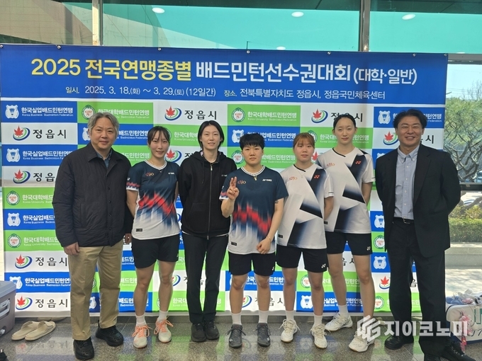 지난 3월 창단 후 첫 공식대회에 참가한 구로구청 여자 배드민턴팀 모습. 구로구 제공.