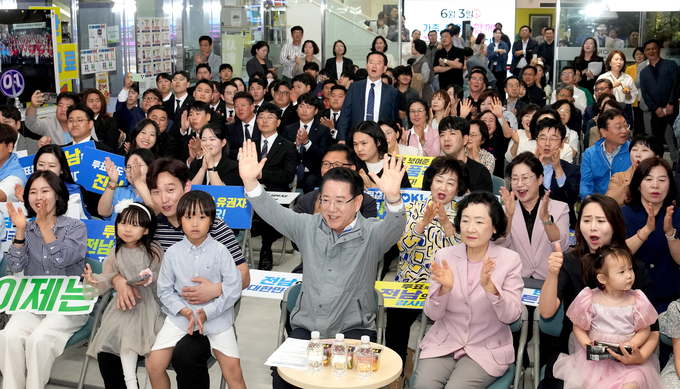김영록 전남도지사가 도민들과 함께 6·3 대선 개표방송을 지켜보며 새로운 대한민국의 시작을 응원했다. 광주전남사진기자단 제공