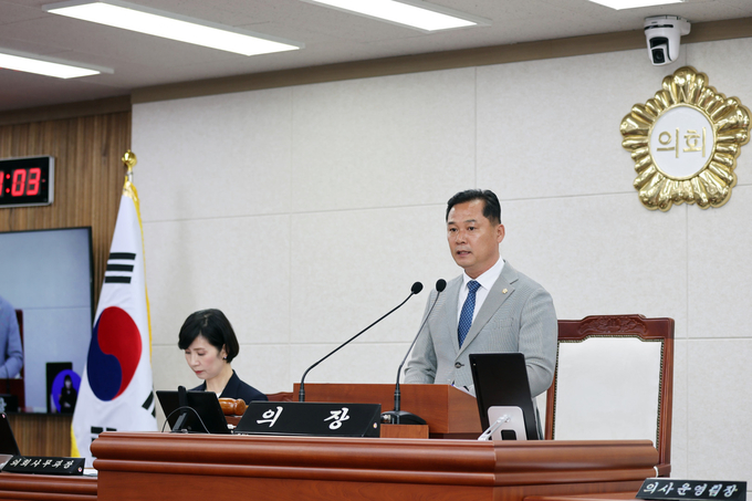 무안군의회가 제302회 정례회를 열고 군정 전반을 꼼꼼히 점검하고 있다. 이호성 의장. 무안군의회 제공