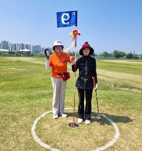 전북 설순례 선수(오른쪽) 는 여자부 우승과 홀인원상을 차지했다. (아산시파크골프협회 사진 제공)