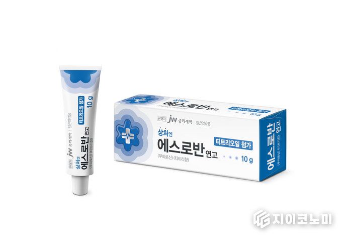 4일 JW중외제약이 피부 진정 성분인 티트리오일을 더한 외용 항생제 ‘에스로반 연고’ 신제품을 출시했다고 밝혔다. /사진=JW중외제약