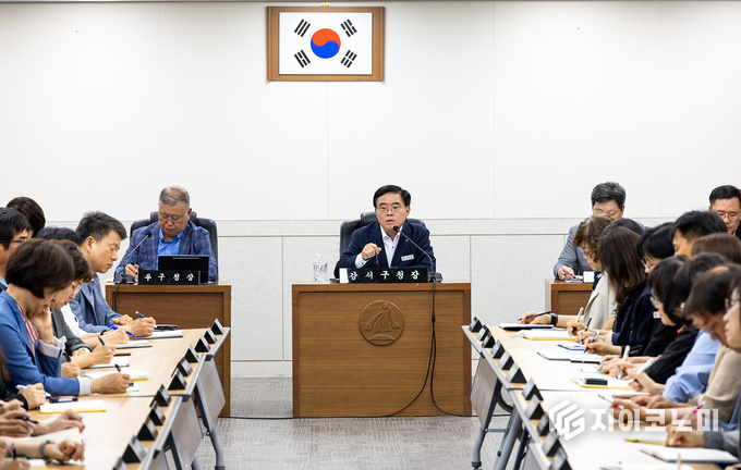 진교훈 서울 강서구청장(가운데)이 4일(수) 오후 긴급 간부회의에서 새 정부 출범에 따른 구정 운영 방향을 논의하고 있다.