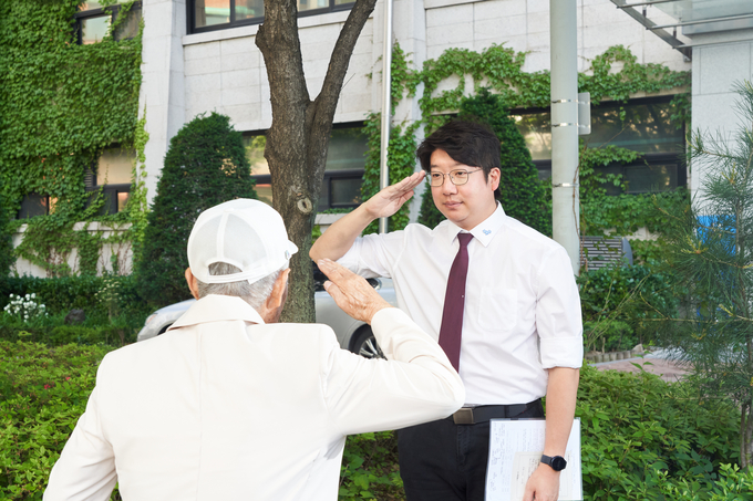 지난해 5월, 국군포로 귀환용사 간담회 당시 거수경례로 예를 보이는 문성호 서울시의원.