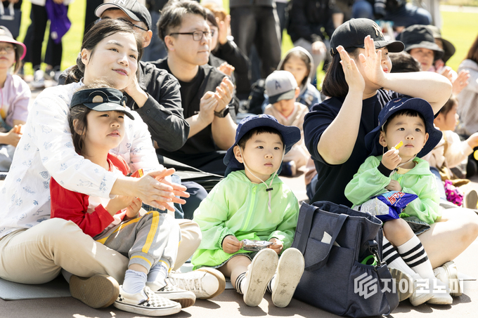 화성특례시 어린이날 영유아가족 어울림축제에서 아동들과 학부모들이 행사를 관람하고 있다. 화성시 제공.