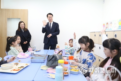 정명근 화성특례시장이 다함께 돌봄센터에 방문해 돌봄현장을 점검하고 있다. 화성시 제공.
