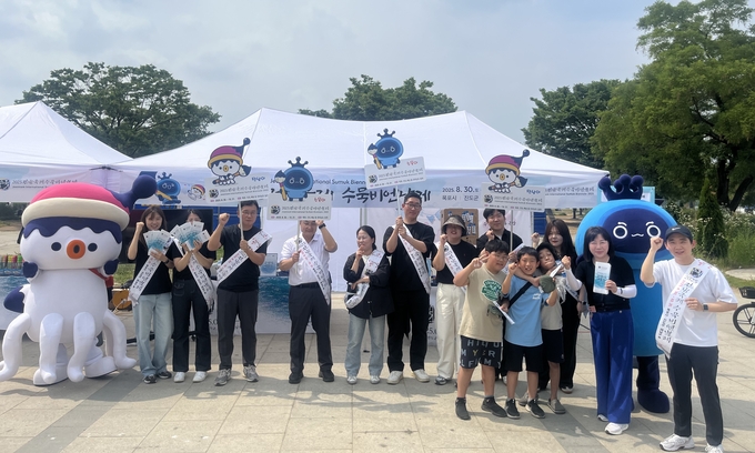 서울 한강공원에서 전남국제수묵비엔날레를 알리기 위해 관계자들이 적극적으로 홍보하고 있다. 전남도 제공