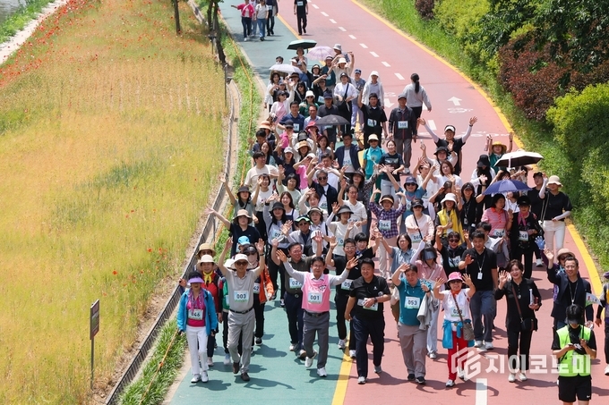  월드컵천 황금보리밭을 거닐고 있는 박강수 마포구청장과 참가자들. 마포구 제공.