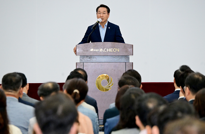 유정복 인천광역시장이 월례회의에서 성과를 전하고 있다. (사진=인천광역시)
