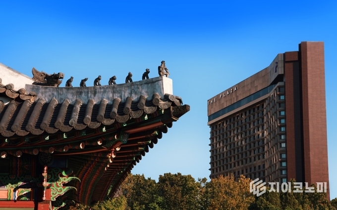 한화호텔앤드리조트 더 플라자가 외국인 관광객을 위한 ‘웰컴 서울(Welcome Seoul)’ 패키지를 선보인다. (좌)더 플라자 ‘웰컴 서울(Welcome Seoul)’ 패키지, / (우) 덕수궁에서 바라보는 더 플라자 전경/사진=한화호텔앤드리조트
