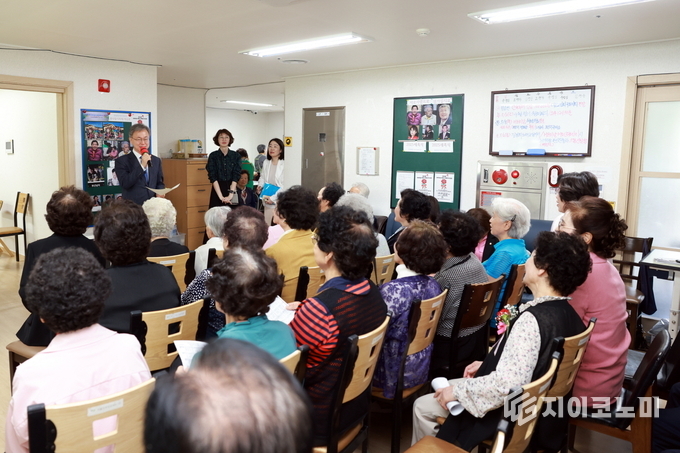 장인홍 구로구청장(가운데)이 지난 5월 경로당에 방문해 어르신들과 함께 이야기를 나누고 있다.