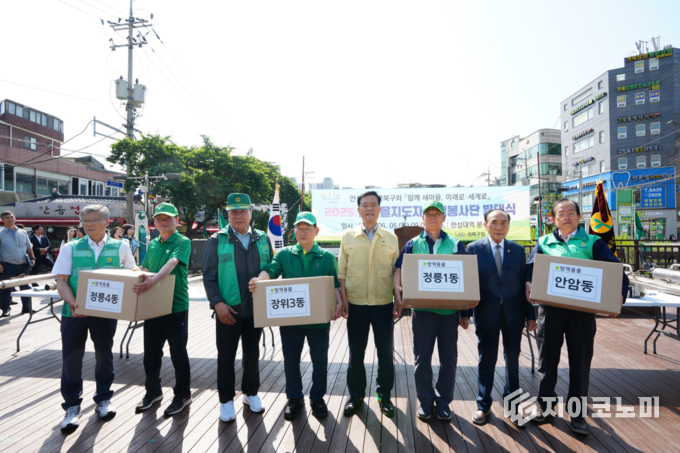 이승로 성북구청장(오른쪽 네 번째)이 새마을 방역봉사대 대표에게 방역물품을 전달했다.