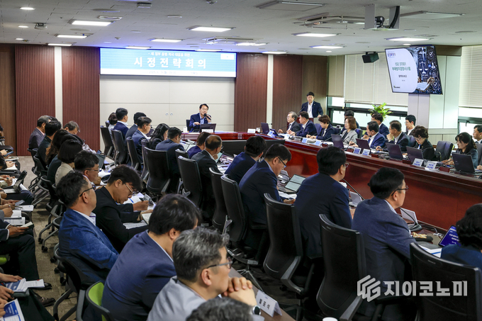 화성특례시가 2025년 6월 9일 간부공무원과 공공기관 관계자들을 소집해 새 정부 출범에 따른 정책 대응 전략회의를 진행하고 있다