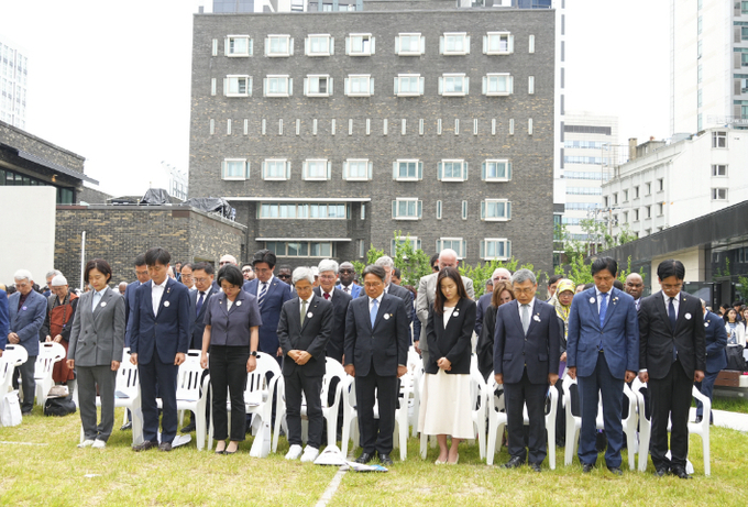 강기정 광주시장이 6·10민주항쟁 38주년 기념식에서 민주 열사들의 뜻을 기리고 있다. 광주광역시 제공