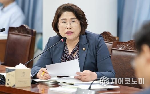 김화신 전남도의원이 공공심야약국 제도 강화와 예산 효율성 개선 편성 체계를 요구하고 있다. 전남도의회 제공