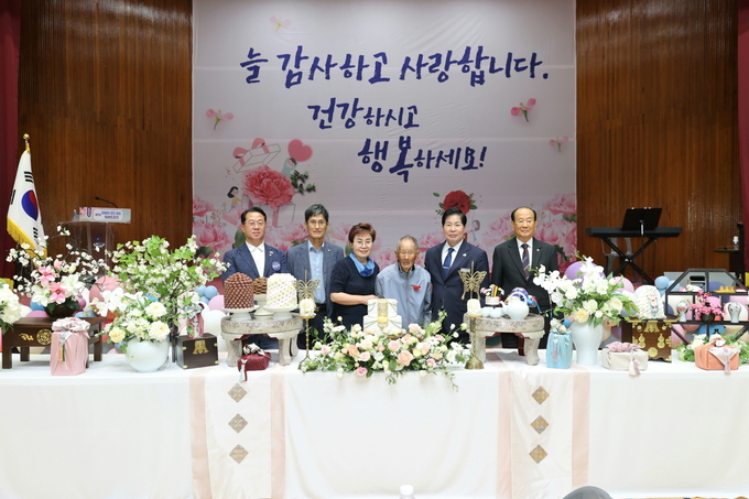 두원면 박형수 어르신과 공영민 고흥군수가 함께 효도 밥상 행사에 참여해 따뜻한 시간을 나누고 있다. 고흥군 제공