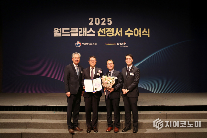 11일 대원제약(대표 백승열)이 산업통상자원부 주관 글로벌 중견기업 육성 사업인 '2025년 월드클래스 플러스 사업'에 선정됐다고 밝혔다.(대원제약 중앙연구소장 이경준 전무(왼쪽부터), 백인환 사장, R&D부문장 김주일 부사장, 박상욱 연구기획팀장) /사진=대원제약