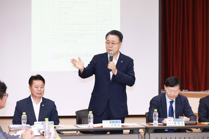구복규 화순군수가 2025년 화순생명사회포럼 간담회에서 인사말을 하고 있다. 구례군 제공