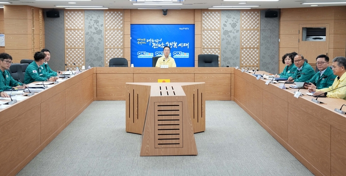 전남도 명창환 부지사와 관계자들이 여름철 자연재난 대비 점검 회의를 진행하는 모습. 전남도 제공