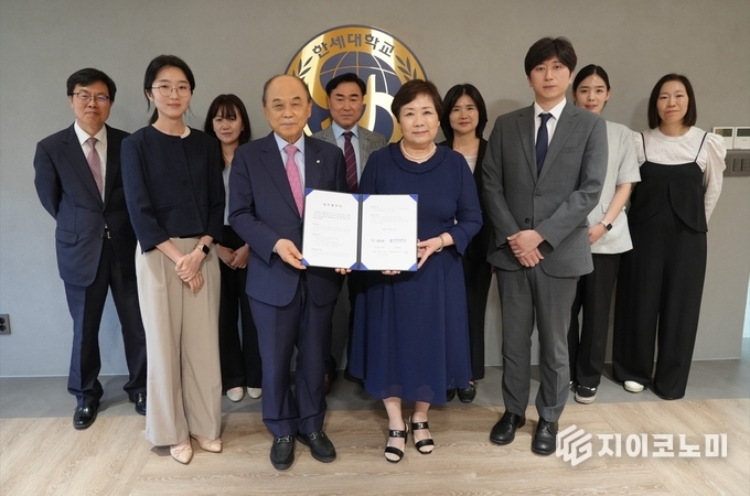11일 한세대학교(총장 백인자)는 사회봉사센터(한우리 센터장) 주관으로 경기도 군포시 소재 사단법인 성민원(이사장 권태진)과 인재 양성, 사회복지의 발전, 지역사회 기여 및 공동 발전 등을 위한 업무협약을 본관 총장실에서 체결했다. /사진=한세대