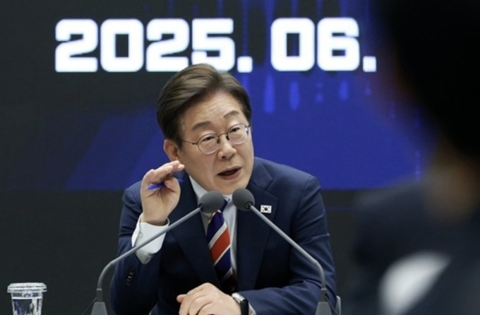 이재명 대통령이 11일 서울 영등포구 한국거래소에서 열린 주식시장 불공정거래 근절을 위한 현장 간담회에서 참석자 질문에 답하고 있다.