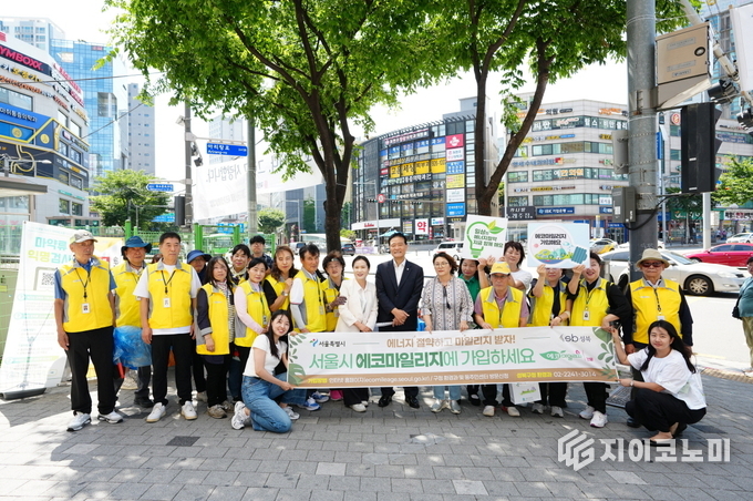 에코마일리지 가입 캠페인을 진행중인 이승로 성북구청장(앞줄 오른쪽 여섯 번째)과 관계자들.