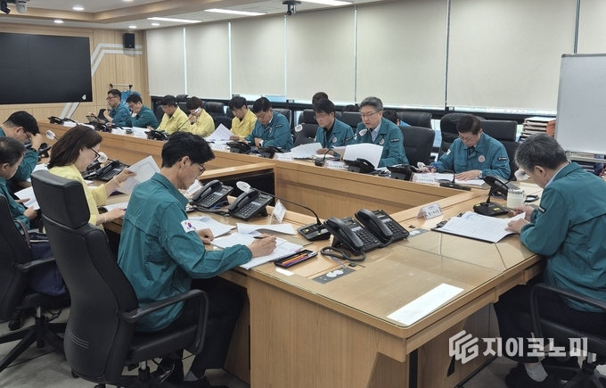 화성특례시가 12일 시청 상황실에서 정구원 제1부시장 주재로 '안전대책 추진상황 점검회의'를 개최하고 있다.