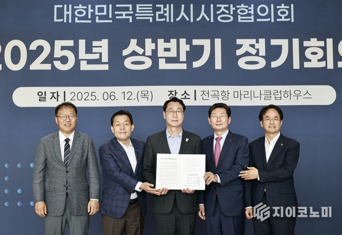 대한민국특례시시장협의회 신임 대표회장으로 선출된 정명근 화성특례시장(가운데). 화성시 제공