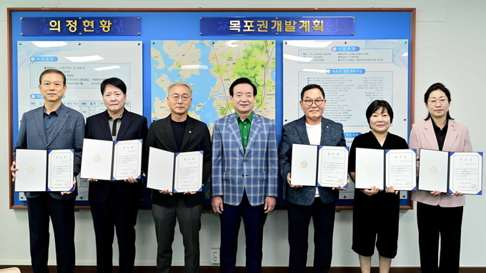 조성오 목포시의회 의장이 12일 ‘행동강령 자문위원회’ 위원 위촉식 후 기념촬영을 하고 있다. 목포시의회 제공