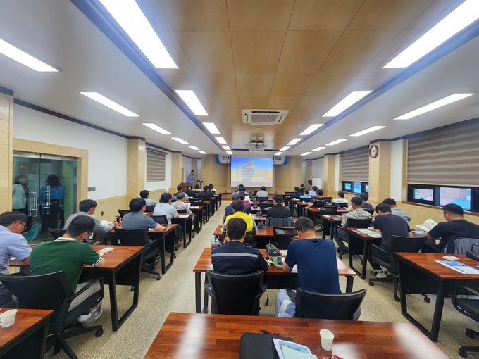 목포상의 주최 중대재해처벌법 설명회에서 참석자들이 산업안전 교육을 듣고 있다. 목포상공회의소 제공