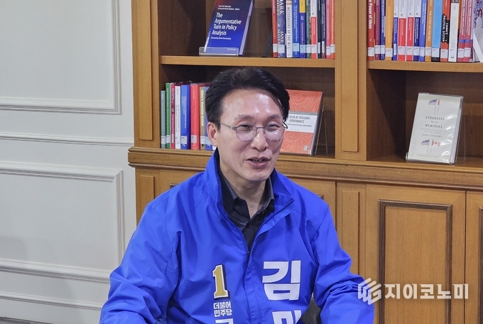 2024년 3월 27일 당시 김민석 더불어민주당 후보가 지역 현안과 정책 방향에 대해 진지하게 설명하고 있다. 