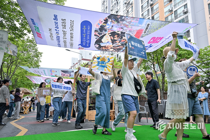 광주시 서구 주민들이 풍암동 모두모아길 ‘풍트럴파크’에서 다채로운 동아리 체험과 퍼레이드를 즐기고 있다. 광주 서구 제공