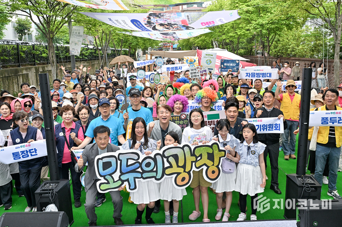 김이강 광주 서구청장이 14일 서구 풍암동 모두모아길에서 열린 행복충전, 힐링쉼가득 ‘楓tral Park 풍트럴파크’에서 참석자들과 기념촬영을 하고 있다. 광주 서구 제공
