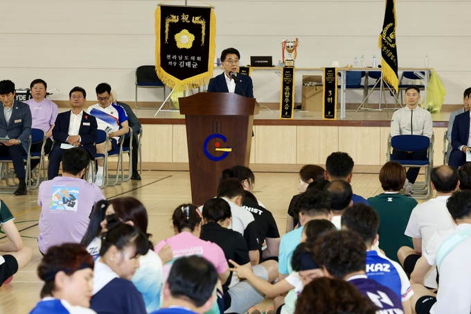 김태균 전남도의회 의장이 제7회 전남도의장기 배드민턴대회에서 선수들을 격려하고 있다. 전남도의회 제공