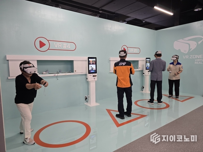 문경에코월드, 무선 VR 체험존에서 즐기고 있는 참가자들/뉴스아이이에스