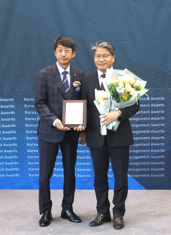 2025 대한민국 미래경영대상 ESG경영 부문 대상을 수상한 전남개발공사.( 오른쪽 장충모 전남개발공사