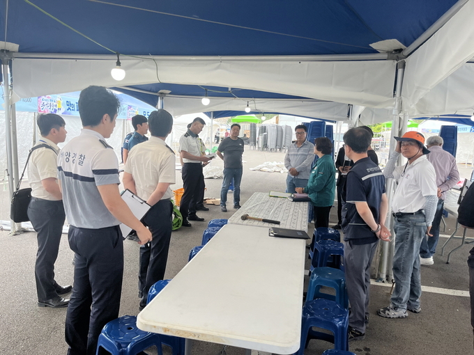 “안전도 꼼꼼하게 점검 중”…고흥 나로도 축제 앞두고 현장 점검에 나선 관계자들 고흥군 제공