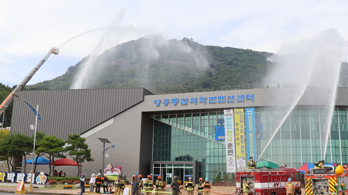 장흥소방서가 6월 12일 복합재난 가상 상황에서 긴급구조 및 구급대응 훈련을 진행하고 있다.