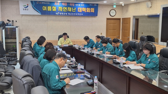 김성 군수주재로 태풍 ‘우딥’ 대비 긴급 상황판단 회의가 장흥군 재난안전상황실에서 진행되고 있다. 장흥군 제공
