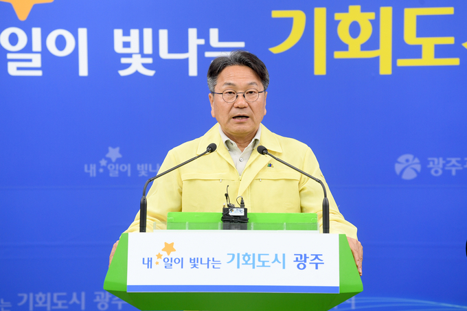 강기정 광주광역시장이 15일 오후 시청 브리핑룸에서 시내버스 파업 관련 대시민호소문을 발표하고 있다. 광주광역시 제공