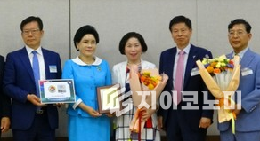4일 서울시립미술관 대강당에서 열린 제13회 도전한국인 10인 대상 시상식에서 조경혜 대표가 도전한국인 모범인 상을 수상했다. - 도전한국인 모범인 상을 받는 조경혜 하늘송 대표.(왼쪽부터 세번째). /사진=도전한국인본부