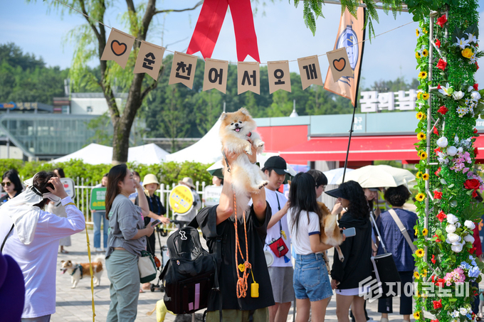 순천만국가정원에서 개장 이후 처음으로 반려견과 함께 정원을 산책할 수 있는 ‘펫데이 이벤트’가 열렸다