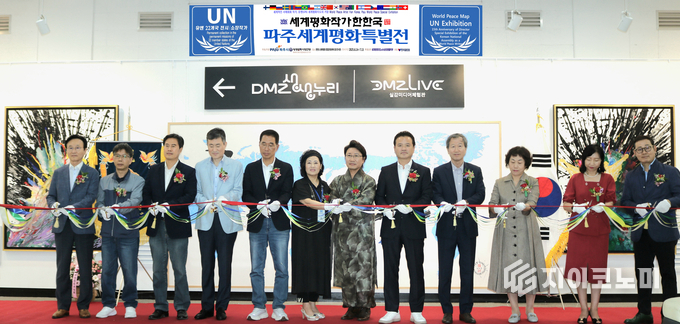 이승우 회장, 이명선 발행인, 오강현 김포시의원, 이동은 부총재, 김주영 의원, 윤소천 시인, 한한국 작가, 임종성 의원, 등 기념사진